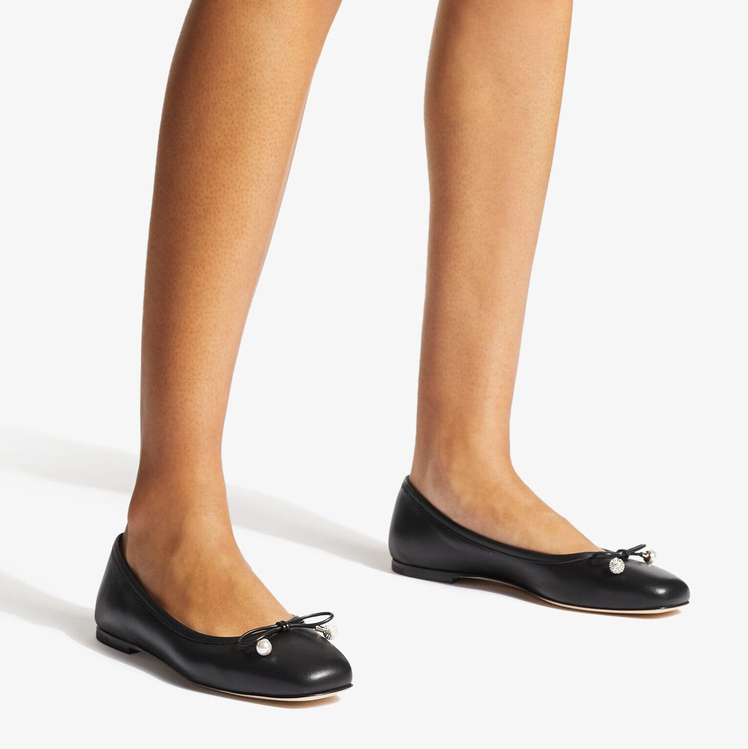 ELME FLAT | パール付き ブラック ナッパレザー・フラットシューズ | 2023年サマーコレクション | ジミー チュウ