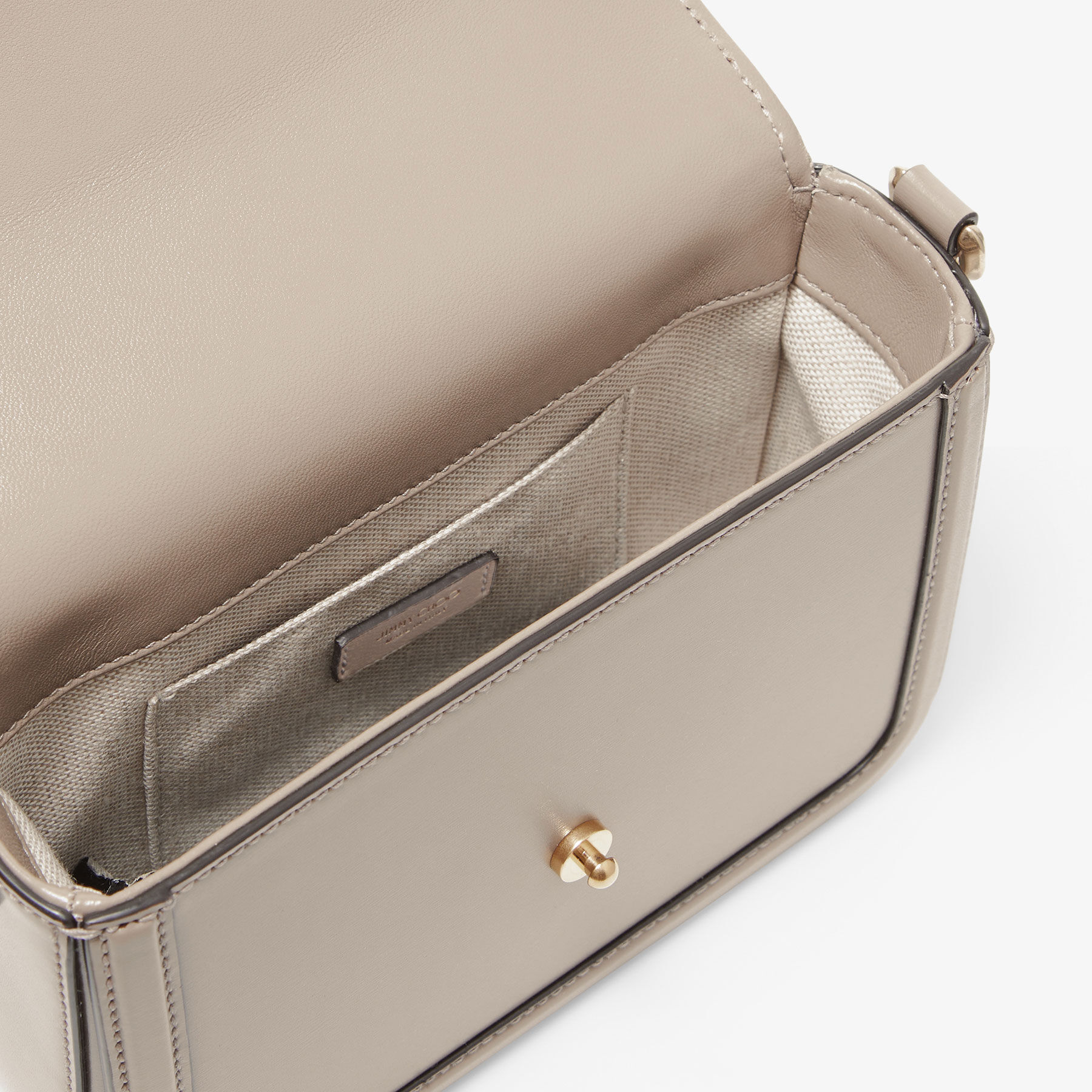 Taupe カラーのボックスカーフレザーを使用したクロスボディバッグ