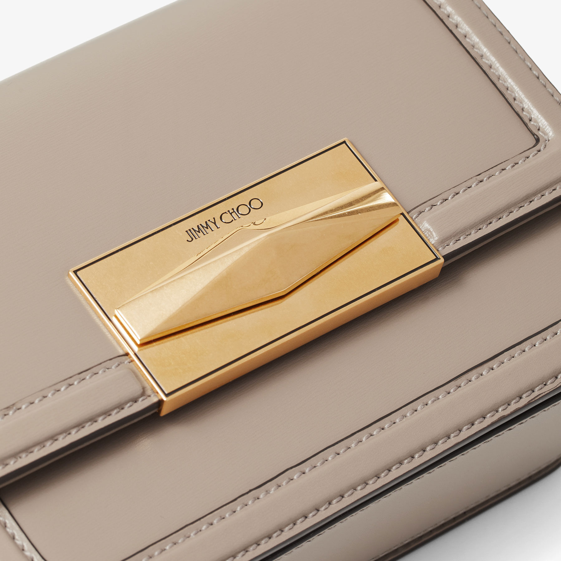 Taupe カラーのボックスカーフレザーを使用したクロスボディバッグ